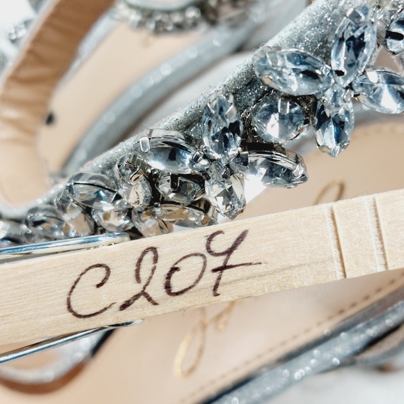 New Badgley Mischka Raleigh Silver Ankle Strap Pointed Toe Heels C207 - Picture 13 of 13